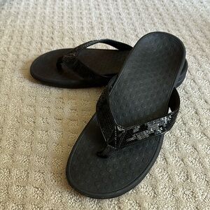 Black Vionic flip flops size 10